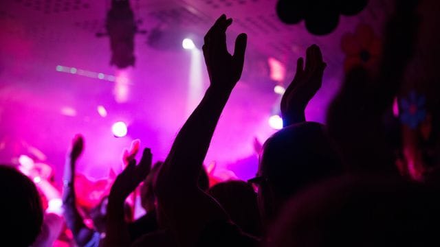 Sicher durch die Nacht: Wer auf der Tanzfläche stürzt, kann unter Umständen den Diskobetreiber in Regress nehmen. Sicher durch die Nacht: Wer auf der Tanzfläche stürzt, kann unter Umständen den Diskobetreiber in Regress nehmen.
