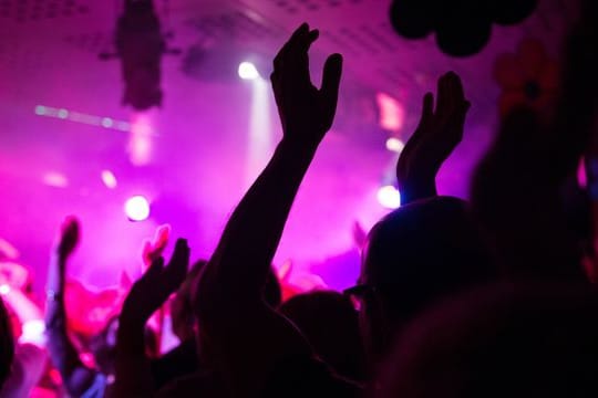 Sicher durch die Nacht: Wer auf der Tanzfläche stürzt, kann unter Umständen den Diskobetreiber in Regress nehmen. Sicher durch die Nacht: Wer auf der Tanzfläche stürzt, kann unter Umständen den Diskobetreiber in Regress nehmen.
