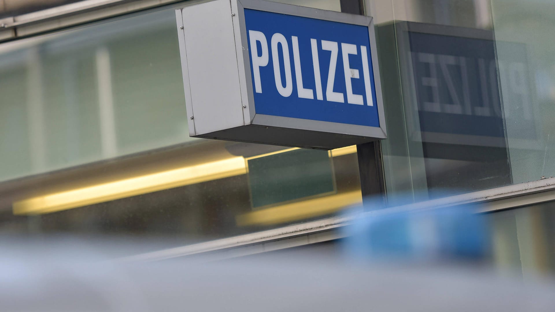 Schild an einer Polizeiwache (Symbolbild): Die Suche nach einem vermissten Teenager war erfolgreich.