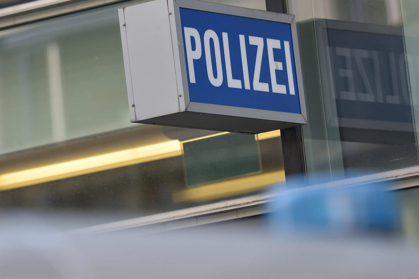 Schild an einer Polizeiwache (Symbolbild): Die Suche nach einem vermissten Teenager war erfolgreich.