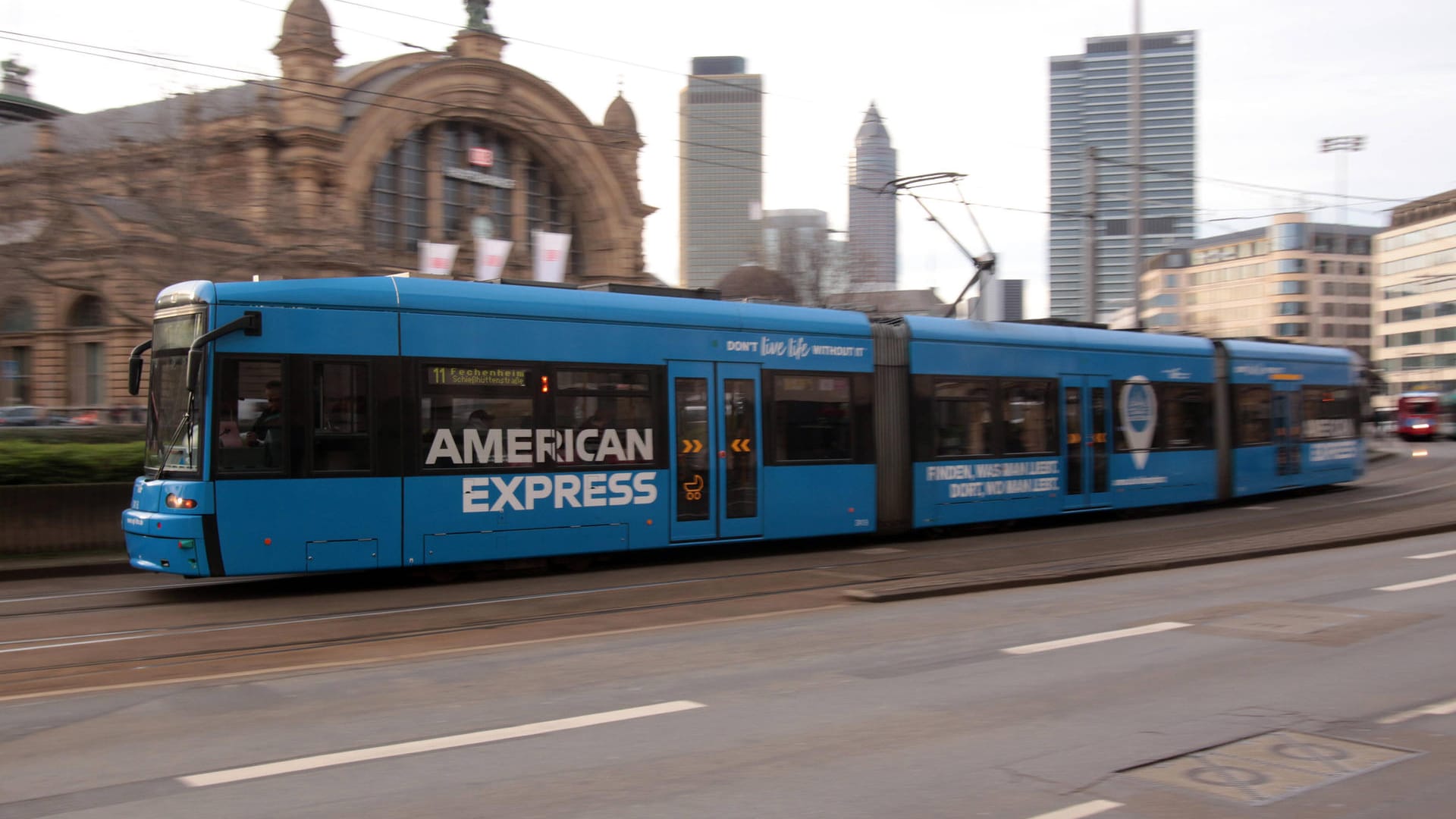 Tram der VGF Verkehrsgesellschaft Frankfurt (Symbolbild): Die Opposition verweist auf Wahlkampfversprechen.