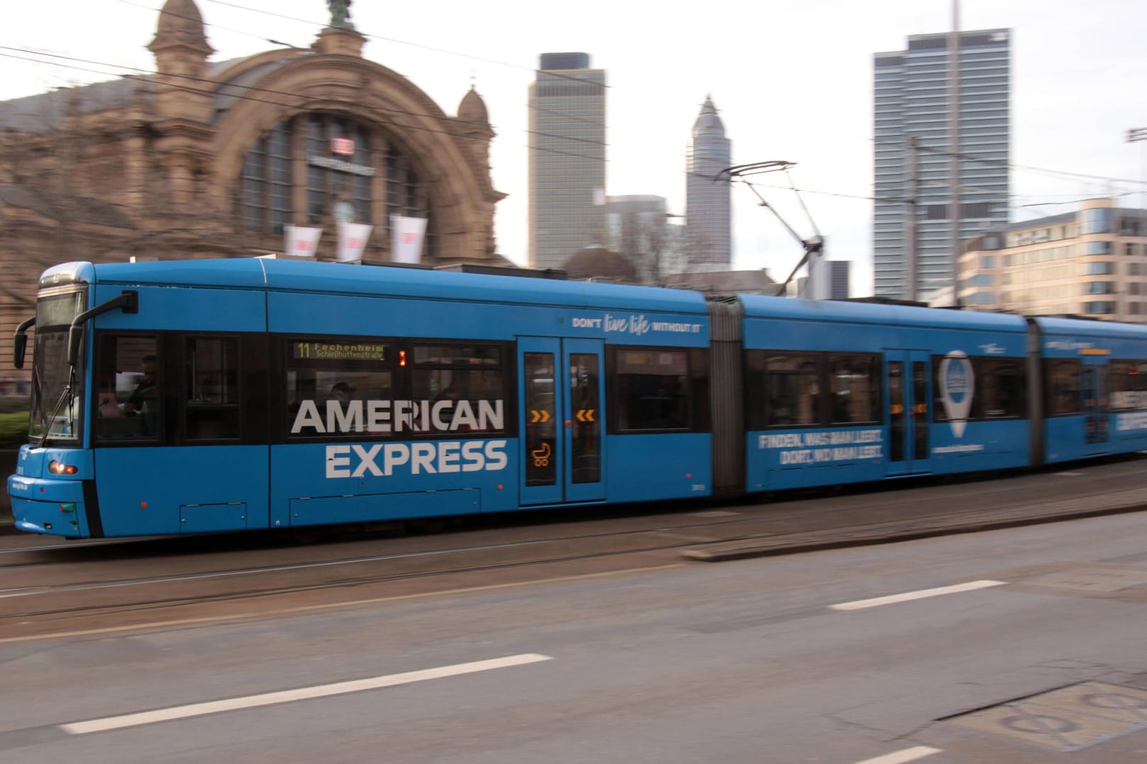 Tram der VGF Verkehrsgesellschaft Frankfurt (Symbolbild): Die Opposition verweist auf Wahlkampfversprechen.