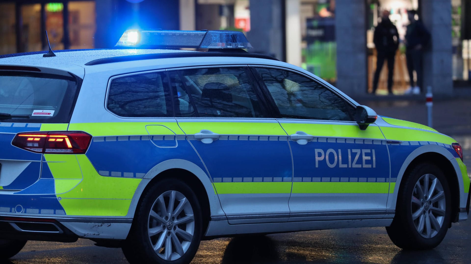 Polizei im Einsatz (Symbolbild): Der Mann kam in ein Krankenhaus. Polizei im Einsatz (Symbolbild): Der Mann kam in ein Krankenhaus.