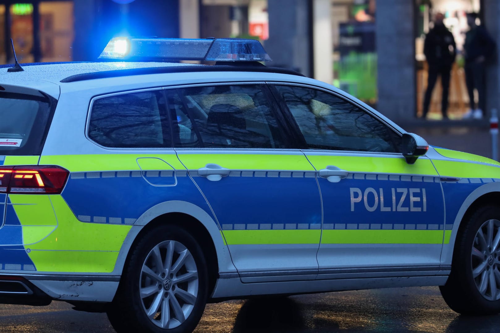 Polizei im Einsatz (Symbolbild): Der Mann kam in ein Krankenhaus.