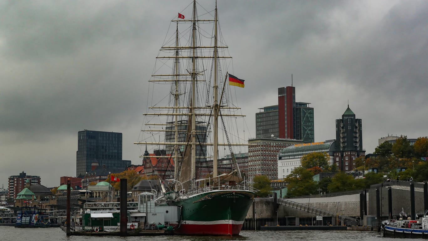 Hamburg, dunkle Wolken über Hamburg (Symbolbild): Zeitweise soll auch die Sonne zu sehen sein.