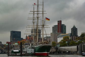 Hamburg, dunkle Wolken über Hamburg (Symbolbild): Zeitweise soll auch die Sonne zu sehen sein.