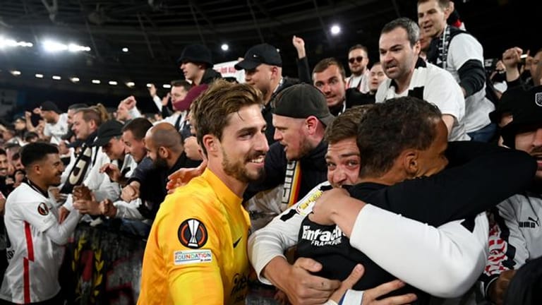 Die Frankfurter Fans feiern ihre Europa-League-Helden.