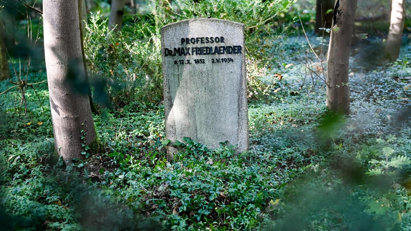 Das Grab von Max Friedländer, Musikwissenschaftler jüdischen Glaubens, auf dem Südwestkirchhof Stahnsdorf (Archivbild): Hier war es zum Eklat gekommen.