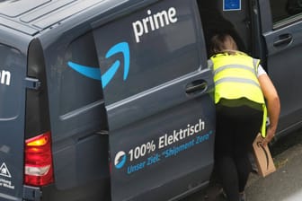 Amazon Paketfahrerin (Symbolbild): Amazons eigener Dienst wird zunehmend zur Belastung für die Deutsche Post.