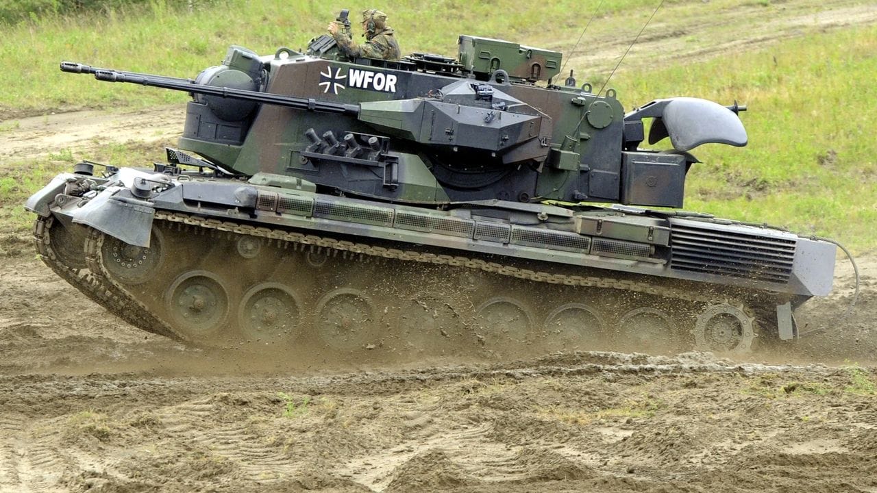 Ein Flakpanzer vom Typ Gepard auf dem Truppenübungsplatz in Munster. Ein Flakpanzer vom Typ Gepard auf dem Truppenübungsplatz in Munster.