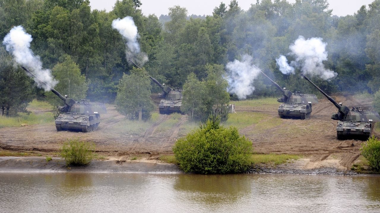 Ein Zug Panzerhaubitze 2000 schießt auf dem Truppenübungsplatz in Munster während einer Lehrübung. Ein Zug Panzerhaubitze 2000 schießt auf dem Truppenübungsplatz in Munster während einer Lehrübung.