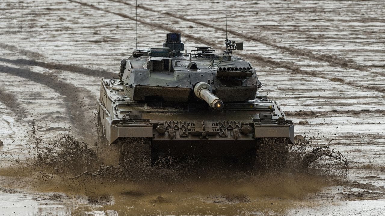 Letzte Woche genehmigte die Bundesregierung erstmals den Export schwerer Waffen direkt aus Deutschland. Letzte Woche genehmigte die Bundesregierung erstmals den Export schwerer Waffen direkt aus Deutschland.