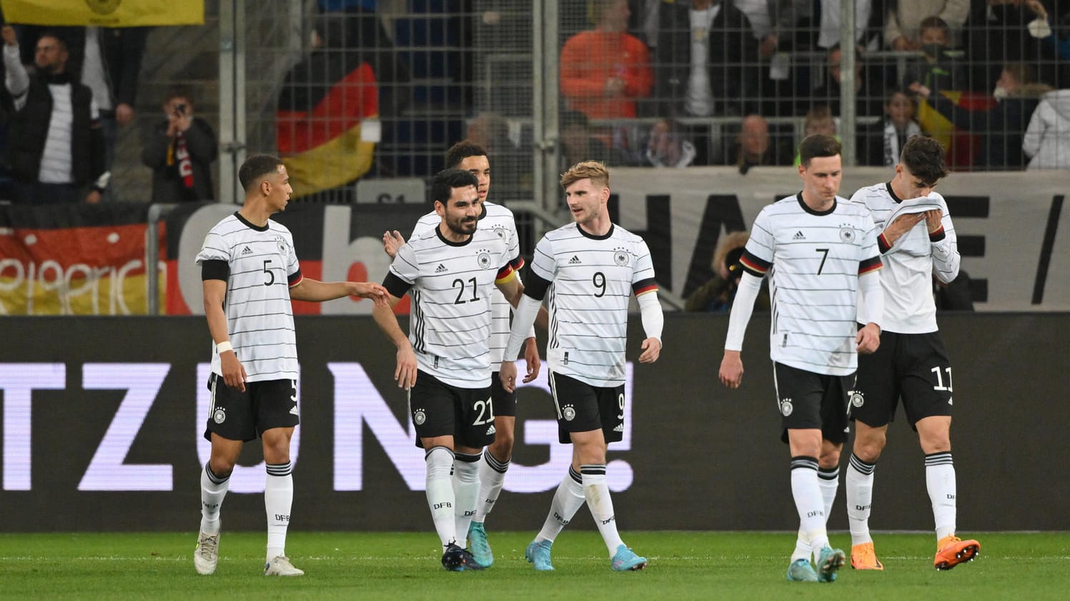 Das deutsche Team jubelt über einen Treffer beim 2:0-Sieg über Israel im Ende März. Das deutsche Team jubelt über einen Treffer beim 2:0-Sieg über Israel im Ende März.