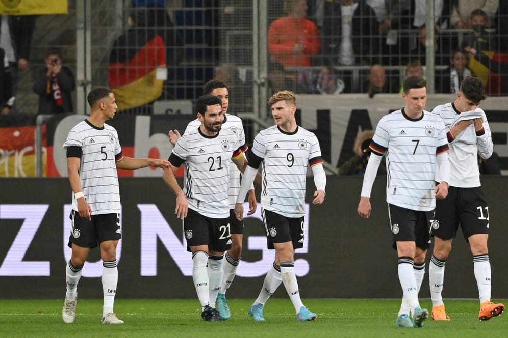 Das deutsche Team jubelt über einen Treffer beim 2:0-Sieg über Israel im Ende März.