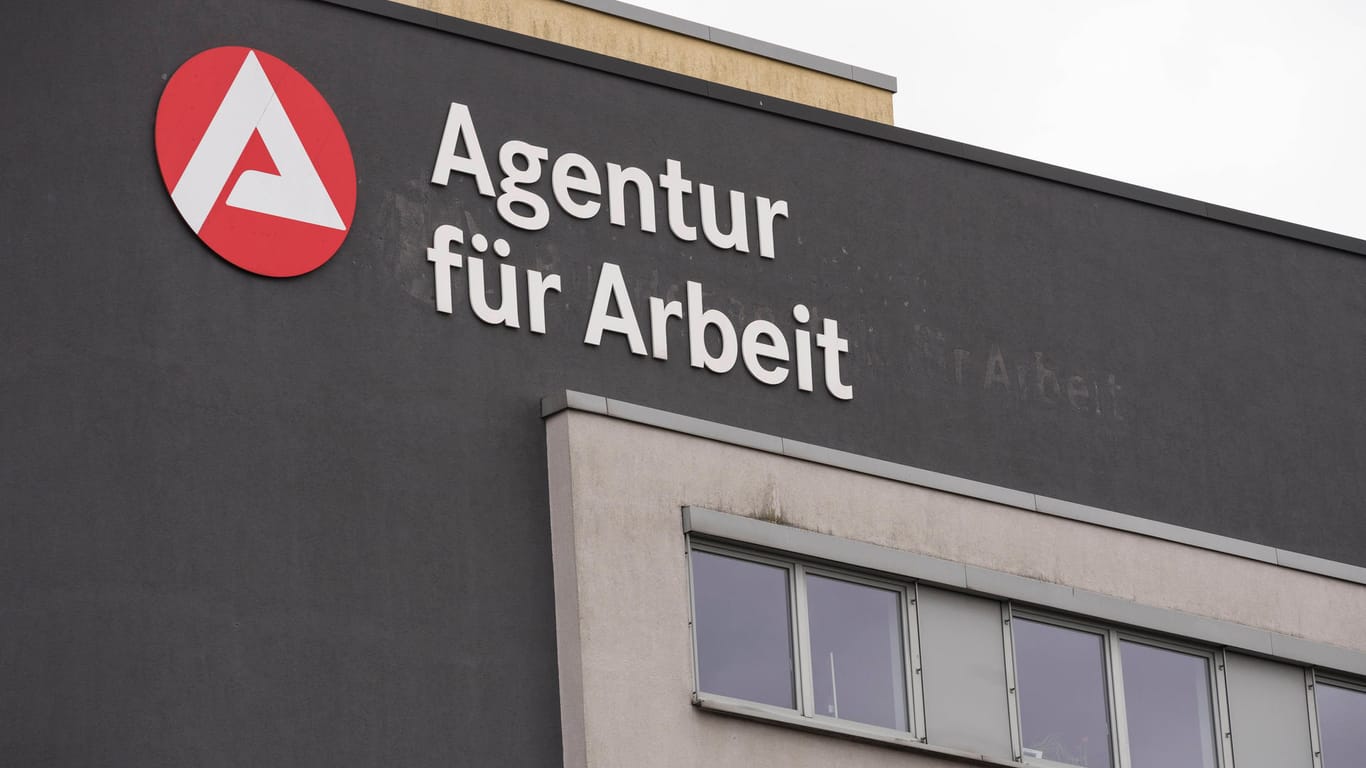 Agentur für Arbeit in Berlin Neukölln (Symbolbild): Die Nachrfrage nach Saison-Arbeitskräften lässt die Arbeitslosenquote sinken.