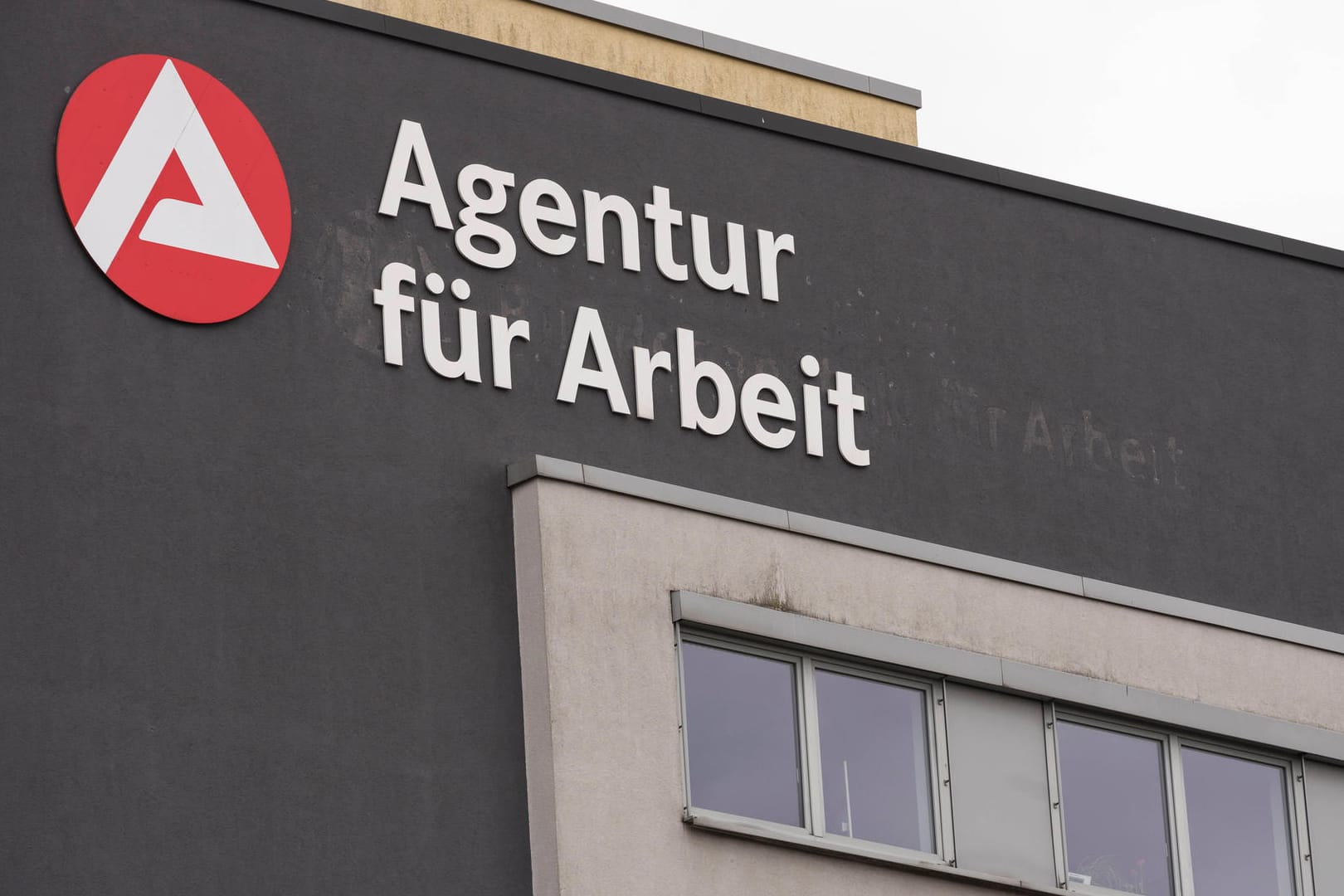 Agentur für Arbeit in Berlin Neukölln (Symbolbild): Die Nachrfrage nach Saison-Arbeitskräften lässt die Arbeitslosenquote sinken.