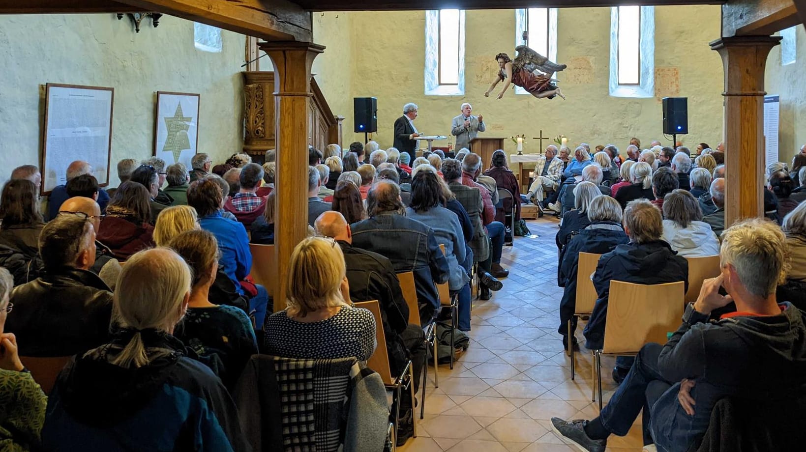 Peter Hahne im Altarraum der Kirche: Der ehemalige Moderator spult fast zwei Stunden sein Anti-Establishment-Programm ab.