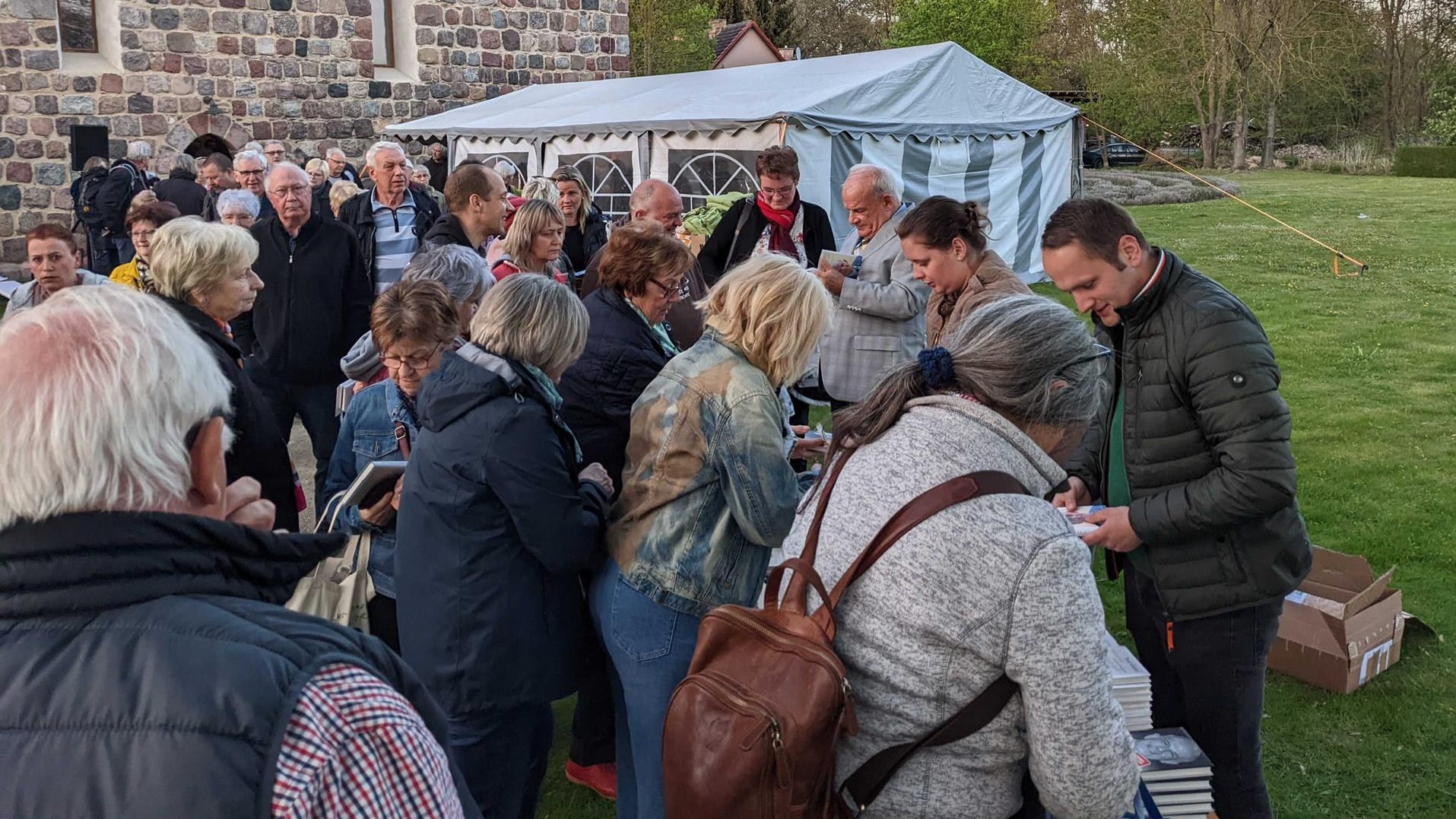 Junges Publikum? Fehlanzeige. Beim anschließenden Buchverkauf tummeln sich vor allem ältere Menschen um den 69-Jährigen Wahlberliner.