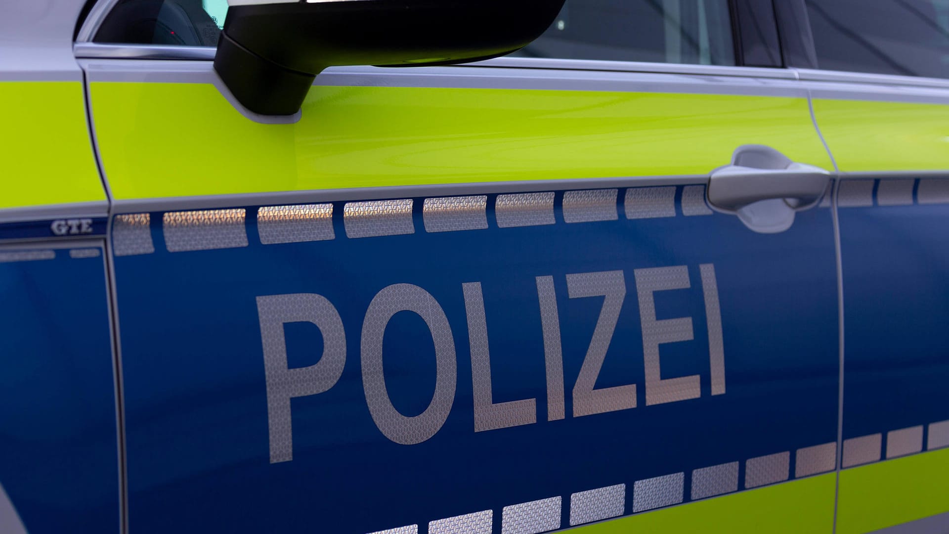 Schriftzug Polizei auf einem Einsatzfahrzeug (Symbolbild): Die Polizei hat den Motorraddieb festgenommen. Schriftzug Polizei auf einem Einsatzfahrzeug (Symbolbild): Die Polizei hat den Motorraddieb festgenommen.