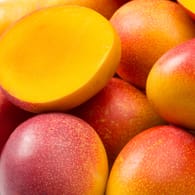 Mango: Das süße Fruchtfleisch ist leuchtend gelb-orange – doch von außen ist nicht auf einen Blick zu erkennen, ob sie reif ist.