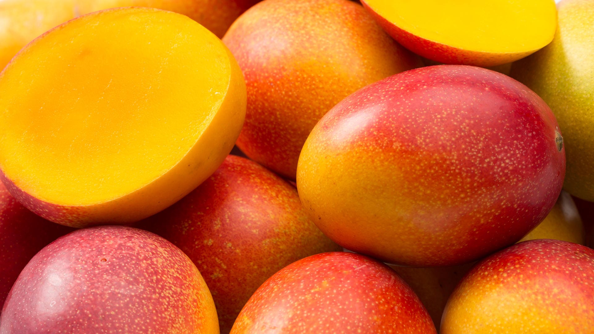 Mango: Das süße Fruchtfleisch ist leuchtend gelb-orange – doch von außen ist nicht auf einen Blick zu erkennen, ob sie reif ist.