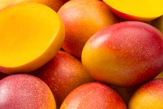 Mango: Das süße Fruchtfleisch ist leuchtend gelb-orange – doch von außen ist nicht auf einen Blick zu erkennen, ob sie reif ist.