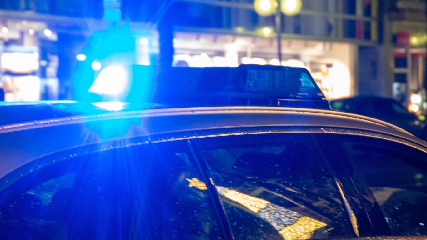 Einsatz bei Nacht (Symbolfoto): Die Polizei fahndet nach einem eskalierten Streit nach einem 26 Jahre alten Mann.