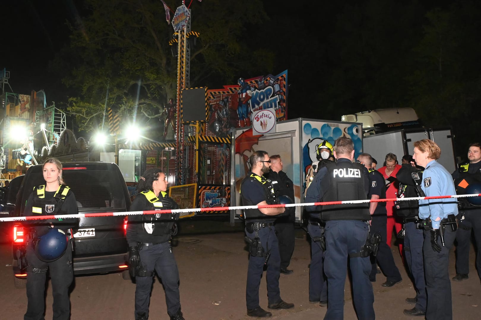 Polizeibeamte stehen auf dem Gelände eines Rummels am Columbiadamm (Archivbild): Hier war ein Clan-Mitglied erstochen worden.