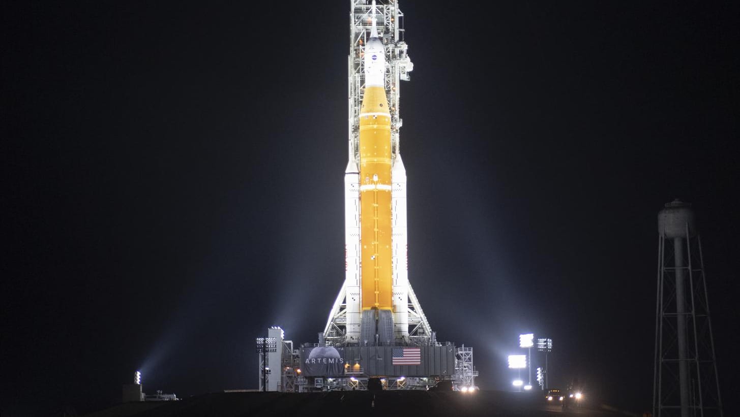 Aufnahme aus dem März: SLS-Rakete mit Orion-Raumschiff am Kennedy Space Center in Florida.