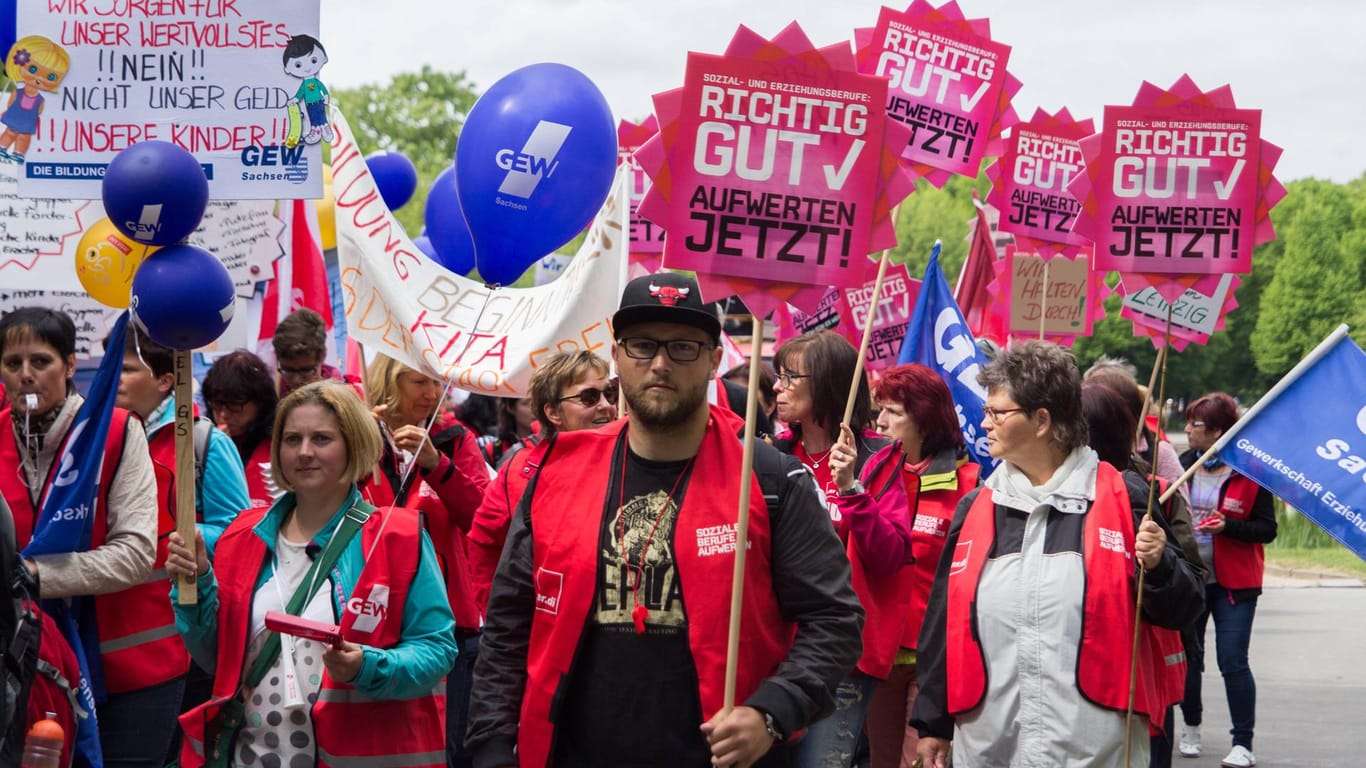 Kundgebung der Gewerkschaften GEW und Verdi in Leipzig (Archiv): Die Streikenden fordern mehr Lohn und bessere Bedingungen.