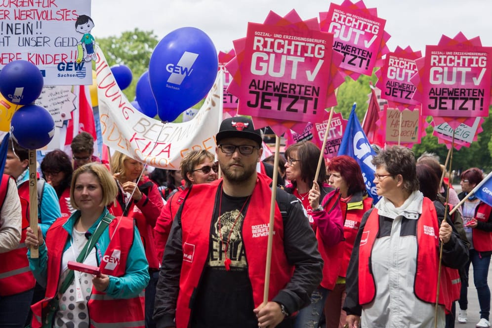 Kundgebung der Gewerkschaften GEW und Verdi in Leipzig (Archiv): Die Streikenden fordern mehr Lohn und bessere Bedingungen.