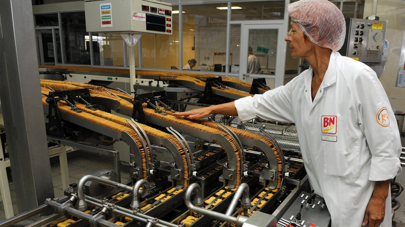 Produktion in Keksfabrik: Der steile Anstieg der Energiekosten lassen die Einkaufspreise für die Hersteller in die Höhe schießen.