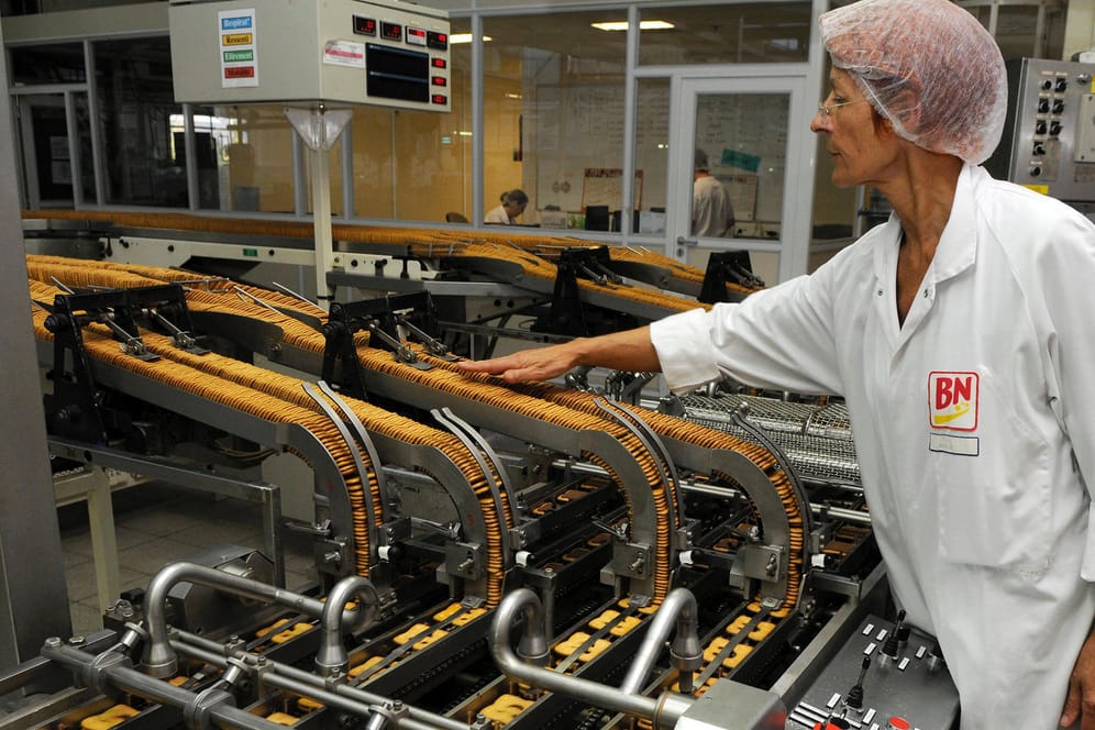 Produktion in Keksfabrik: Der steile Anstieg der Energiekosten lassen die Einkaufspreise für die Hersteller in die Höhe schießen.
