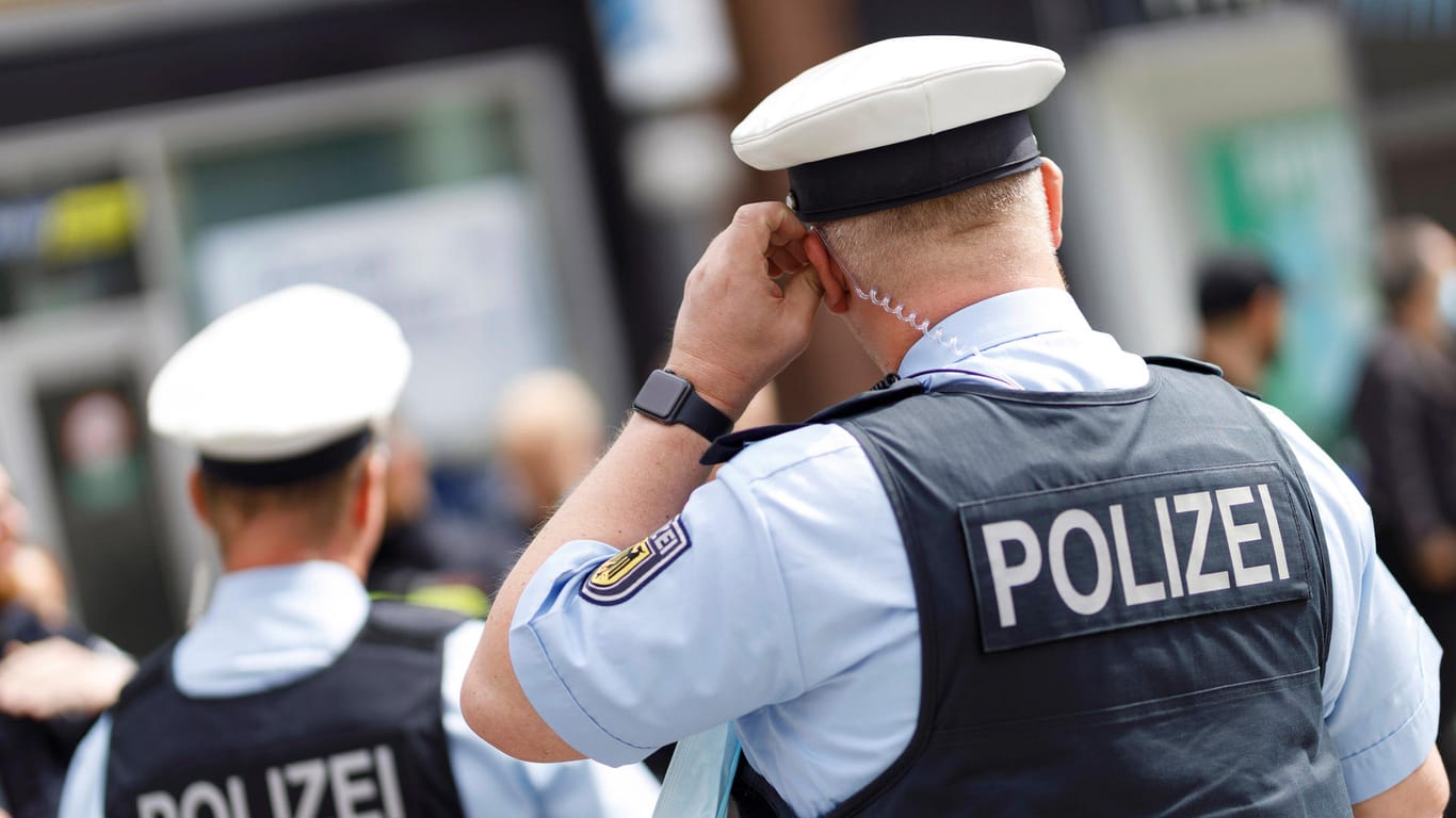 Bundespolizisten am Bahnhof (Symbolbild): Beamte mussten einschreiten, als ein Betrunkener am Kölner Hauptbahnhof auf McDonald's-Mitarbeiter einschlug.