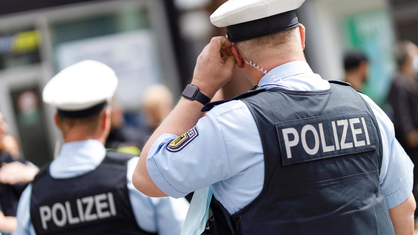 Bundespolizisten am Bahnhof (Symbolbild): Beamte mussten einschreiten, als ein Betrunkener am Kölner Hauptbahnhof auf McDonald's-Mitarbeiter einschlug.