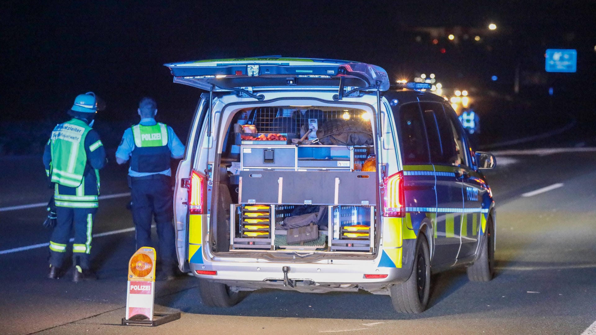 Polizei und Feuerwehr auf der Autobahn (Archivbild): Ein betrunkener Fahrer hat Unfälle verursacht. Polizei und Feuerwehr auf der Autobahn (Archivbild): Ein betrunkener Fahrer hat Unfälle verursacht.