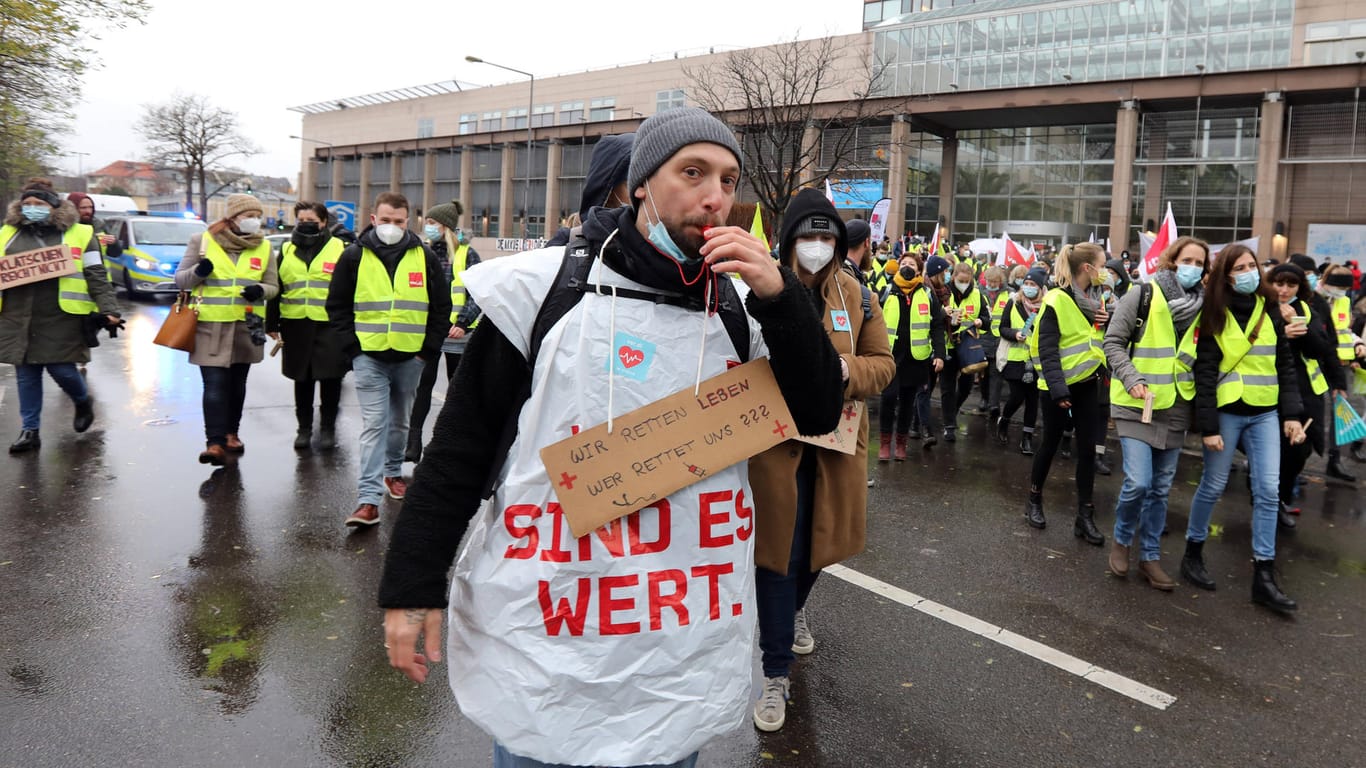 Proteste der Pflegekräfte vor der Uniklinik in Köln (Symbolbild): Sie streiken vier Tage lang für bessere Arbeitsbedingungen.