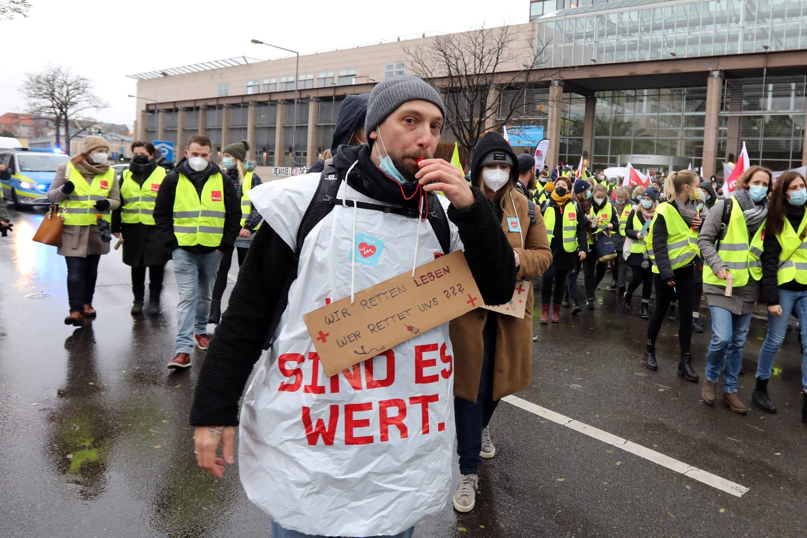 Proteste der Pflegekräfte vor der Uniklinik in Köln (Symbolbild): Sie streiken vier Tage lang für bessere Arbeitsbedingungen.