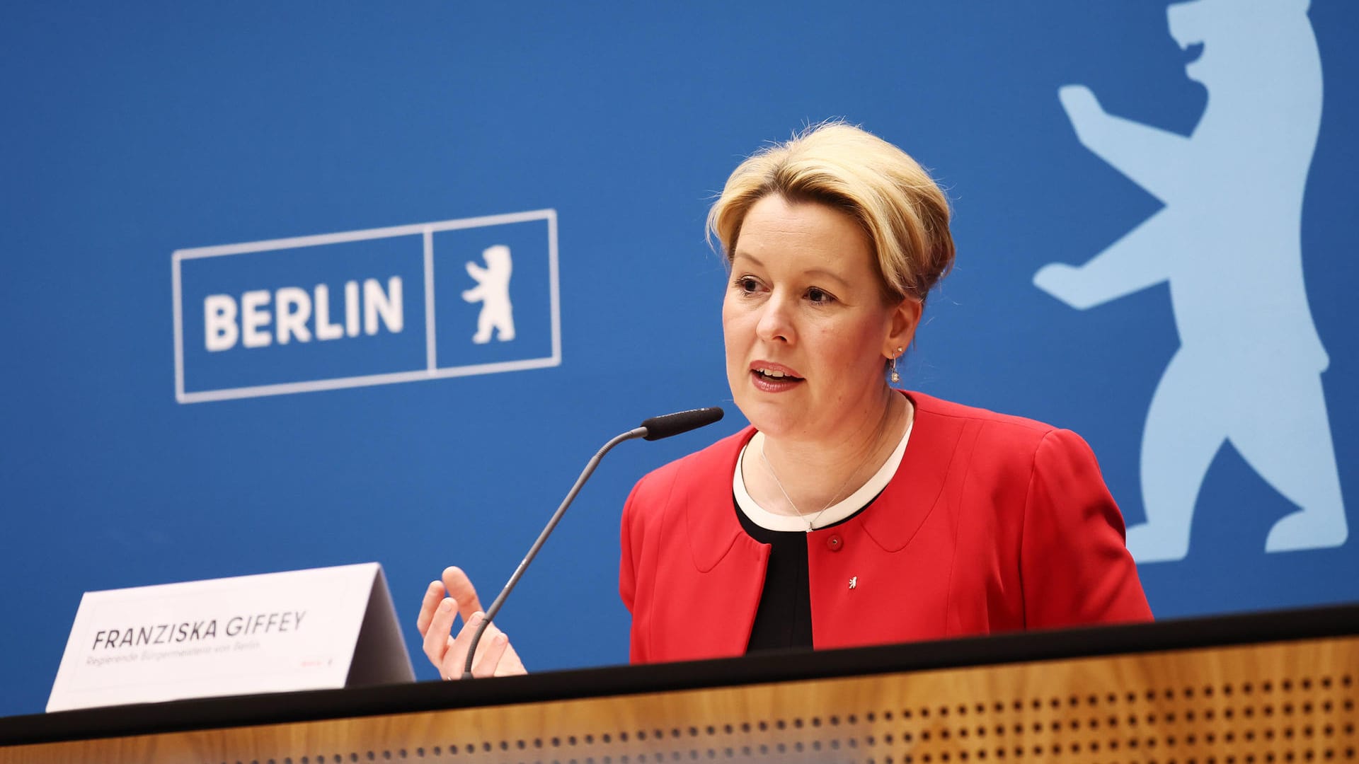 Regierende Bürgermeisterin Franziska Giffey bei einer Pressekonferenz (Archivbild): Die Testpflicht in Schulen geht weiter.