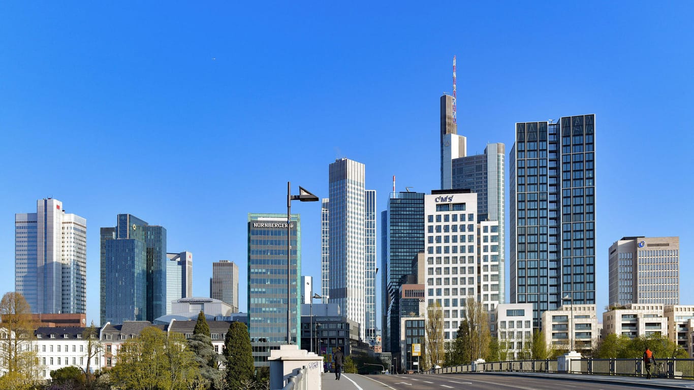 Das Bankenviertel in Frankfurt (Symbolbild): 75 Ermittler durchsuchten die Büros bei der US-Großbank Morgan Stanley.