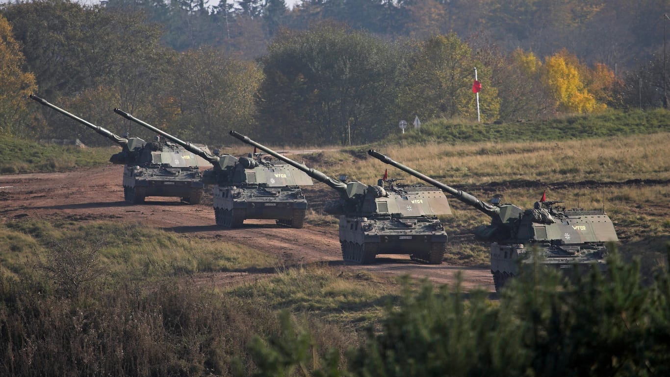 Vier Panzerhaubitzen 2000 auf dem Truppenübungsplatz Wildflecken: Nur wenige der Panzerhaubitzen im Bestand der Bundeswehr sind offenbar auch einsatzbereit (Symbolbild).