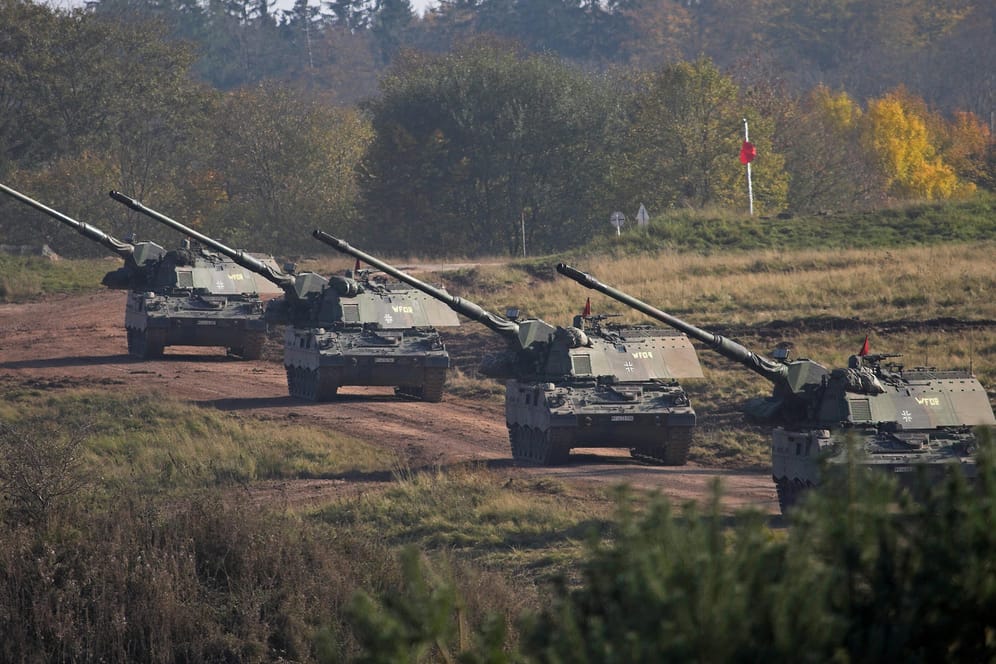 Vier Panzerhaubitzen 2000 auf dem Truppenübungsplatz Wildflecken: Nur wenige der Panzerhaubitzen im Bestand der Bundeswehr sind offenbar auch einsatzbereit (Symbolbild).