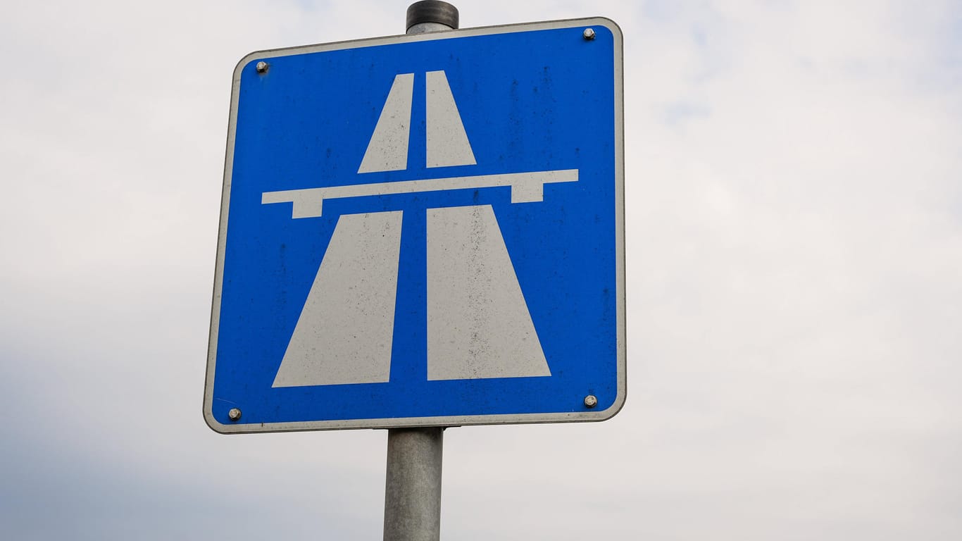 Autobahnschild (Symbolbild): Gesundheitliche Probleme führten wohl zu dem seltsamen Verhalten.