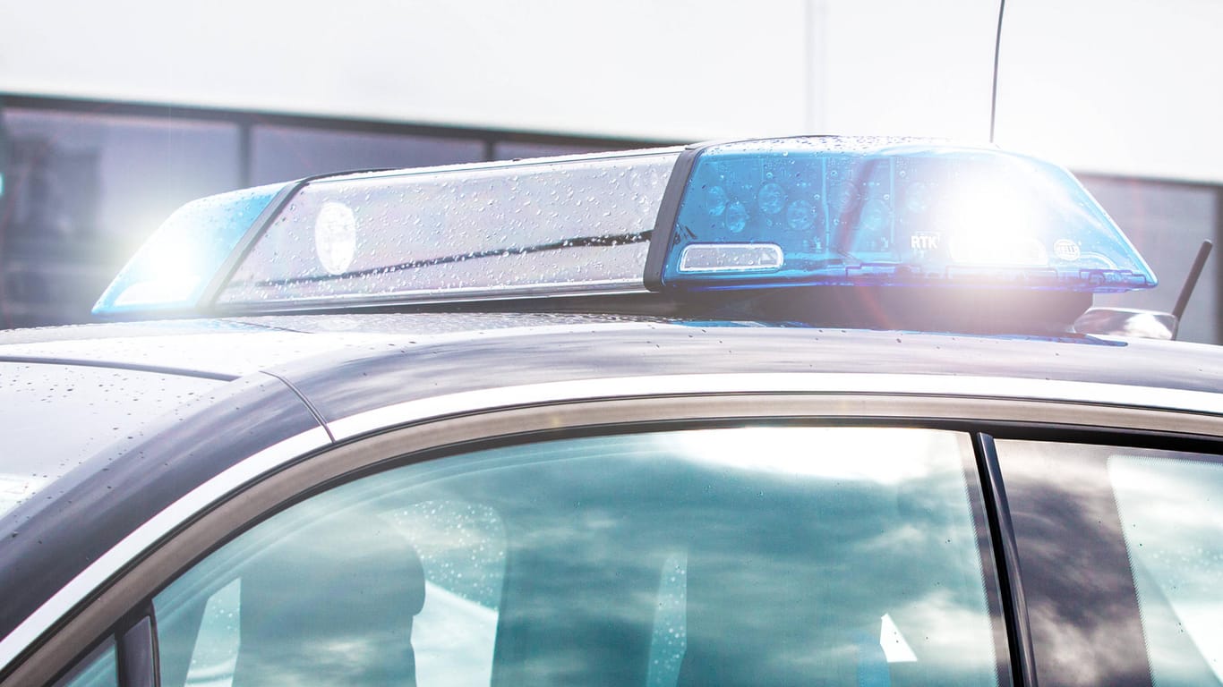 Blaulicht eines Polizeiautos (Symbolbild): Ermittler in Hamburg suchen Zeugen, die Hinweise auf einen Mann geben können, der ein Kind sexuell belästigt haben soll.
