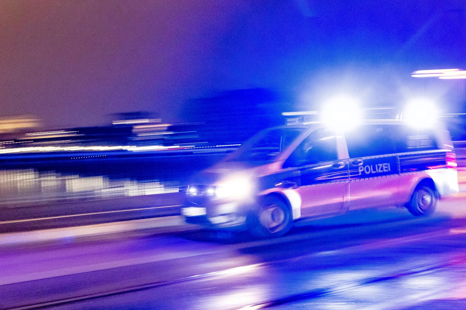 Polizeiauto in schneller Fahrt (Symbolbild): Die Polizei Leipzig meldete die Festnahme eines der Vergewaltigung dringend Tatverdächtigen in Spanien.