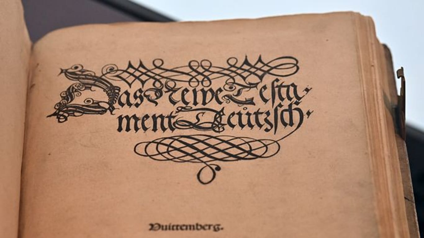 "Das Newe Testament Deutzsch" von Martin Luther aus dem Jahr 1522 in der Ausstellung auf der Wartburg.