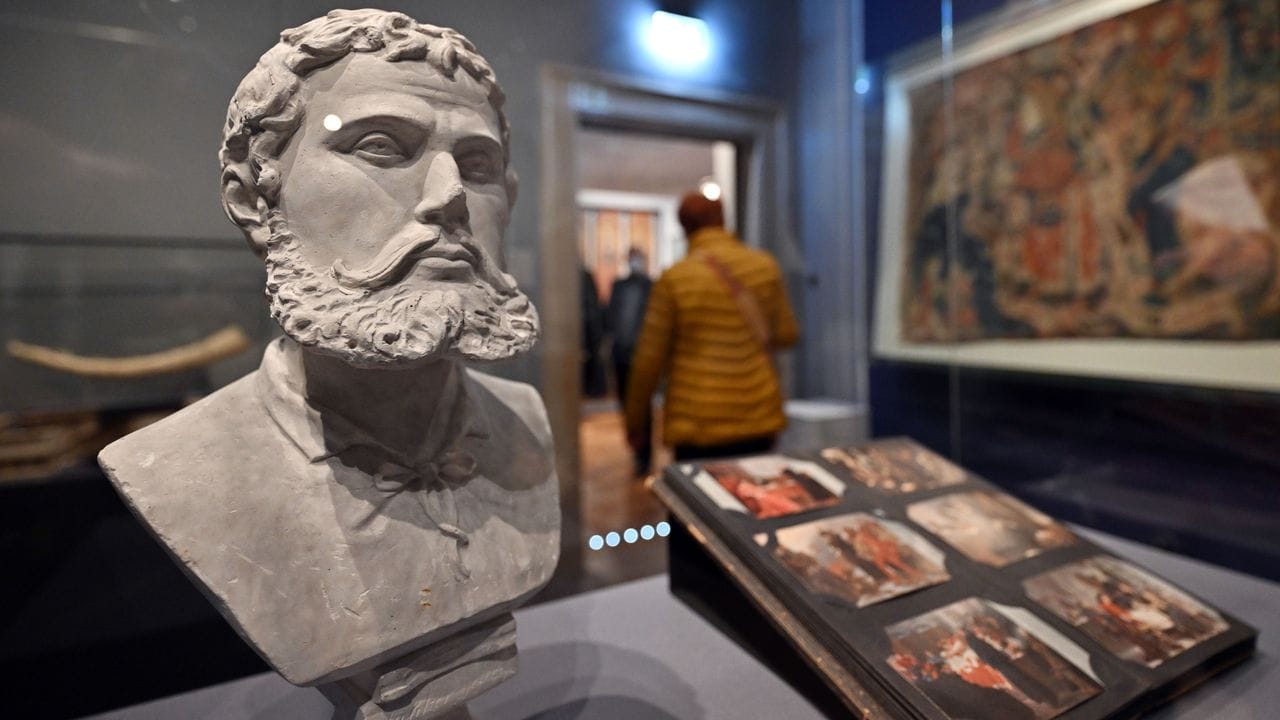 Eine Gipsbüste von Martin Luther als Junker Jörg aus dem 19.