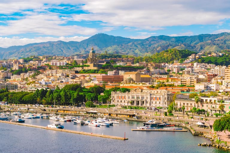 Platz 5: Die Hafenstadt Messina auf Sizilien punktet mit durchschnittlich 345 Sonnenstunden monatlich.