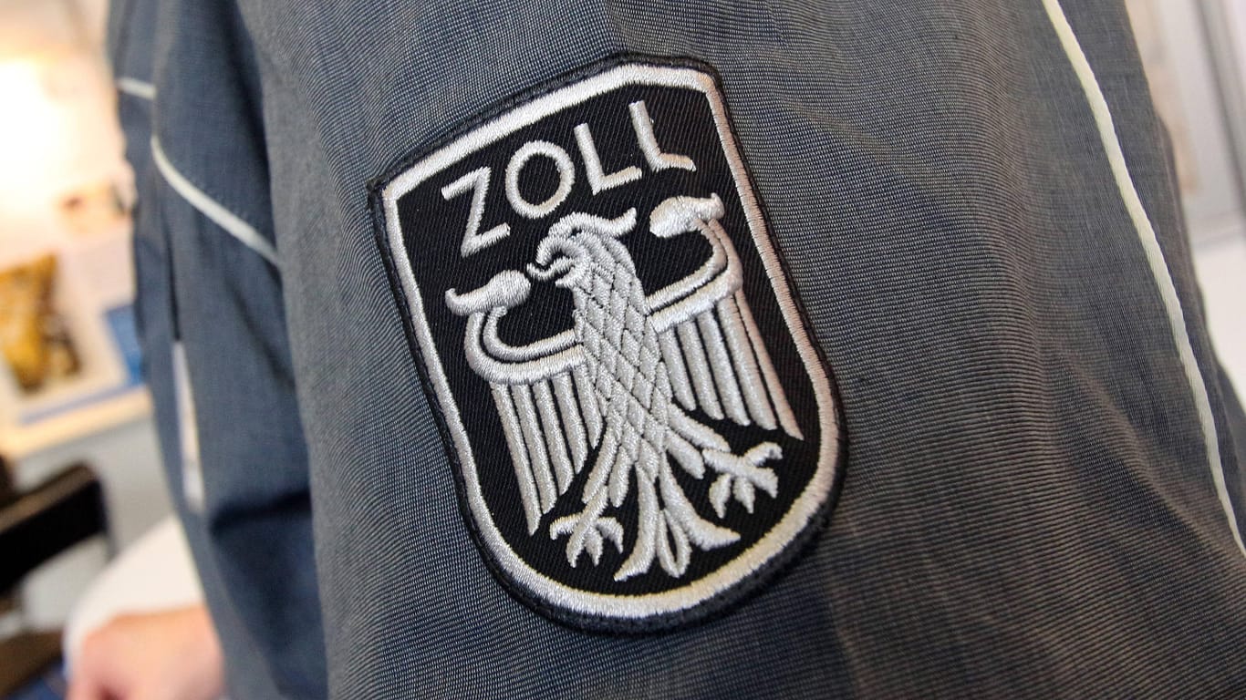 Uniform eines Zollbeamten (Symbolbild): Ermittler haben bei einer Razzia 19 Objekte in Hamburg durchsucht.