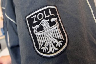 Uniform eines Zollbeamten (Symbolbild): Ermittler haben bei einer Razzia 19 Objekte in Hamburg durchsucht.